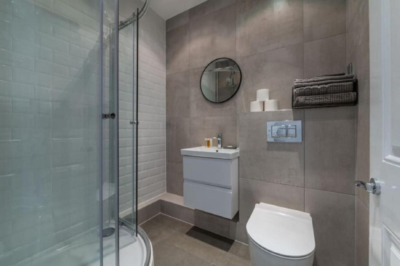 Stunning One Bedroom in Business District M-10 London Exterior foto
